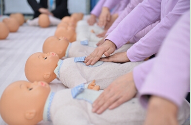 透日本女人逼视频月嫂培训班多少钱？现在月嫂职业前景怎